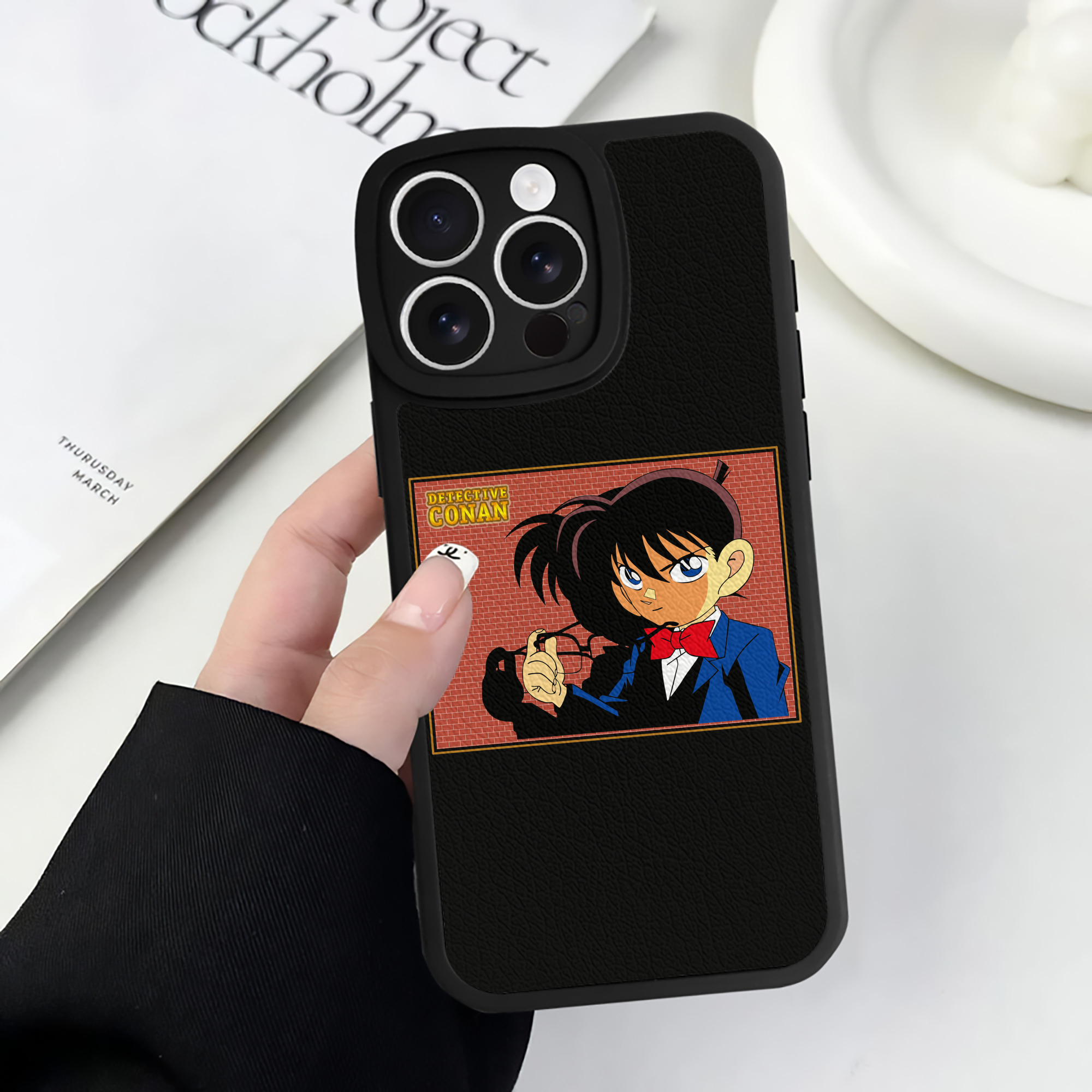 （画像用） 名探偵コナン 江戸川 コナン Detective Conan Conan Edogawa 【iPhone 16シリーズ対応】シリコンスマホケース（レザー調） 材質：シリコン